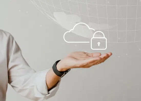 hand-halt-cloud-system-mit-datenschutz