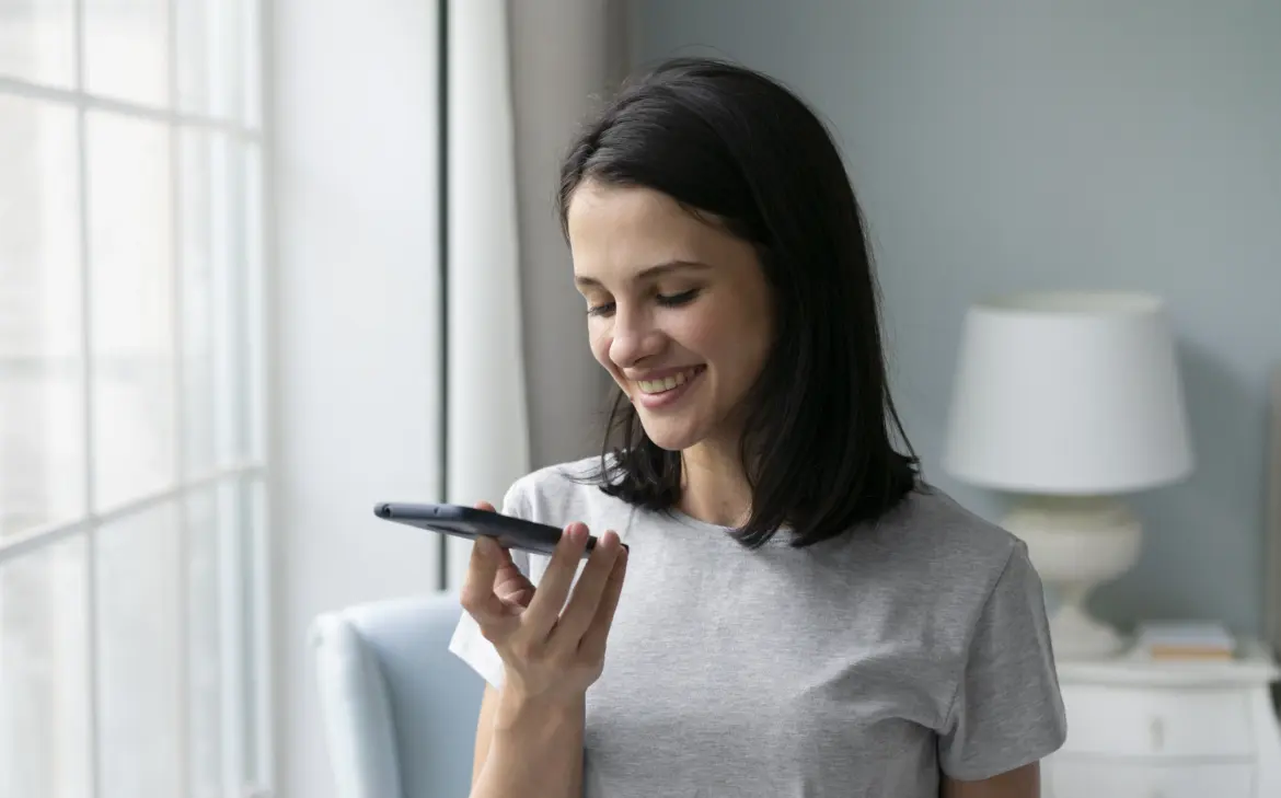 junge-frau-die-ihr-telefon-halt