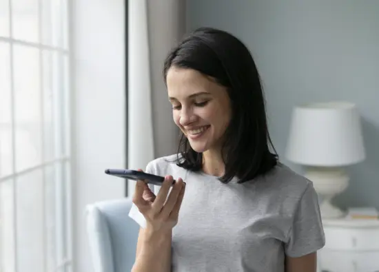 junge-frau-die-ihr-telefon-halt