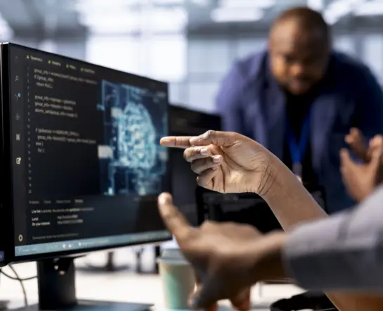 nahaufnahme-eines-datenzentrumsarbeiter-der-mit-dem-finger-auf-ki-technologie-auf-dem-pc-bildschirm-zeigt