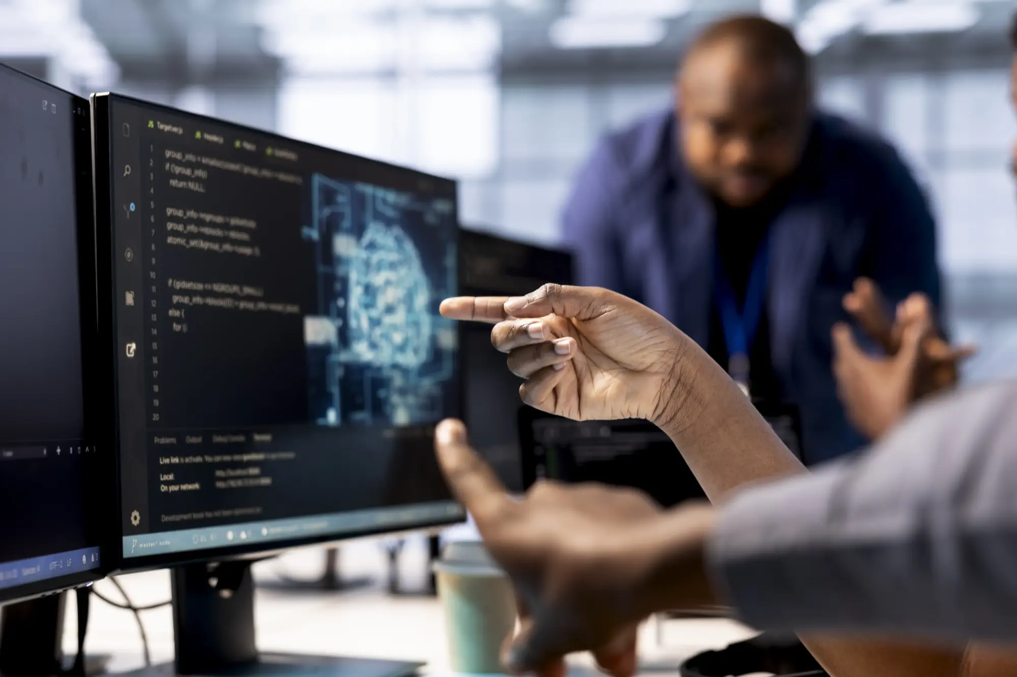 nahaufnahme-eines-datenzentrumsarbeiter-der-mit-dem-finger-auf-ki-technologie-auf-dem-pc-bildschirm-zeigt